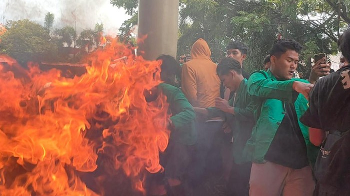 Mahasiswa saat aksi tolak kenaikan harga BBM di Lhokseumawe, Aceh. (Foto: Istimewa)