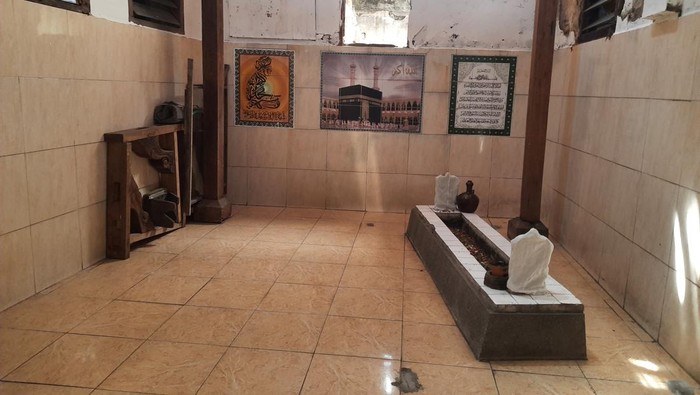 Makam Mbah Kapiludin di Lokalisasi Dolly Jalan Kupang Gunung Timur Surabaya