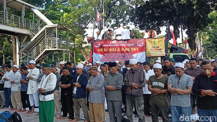 Massa aksi 1209 demonstrasi menolak kenaikan harga BBM di Patung Kuda, Jakpus. Massa sempat menghentikan aksinya sejenak ketika memasuki waktu salat asar. (Adrial Akbar/detikcom)