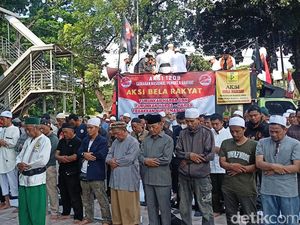 Massa Aksi 1209 Salat Asar Berjemaah di Patung Kuda Jakpus