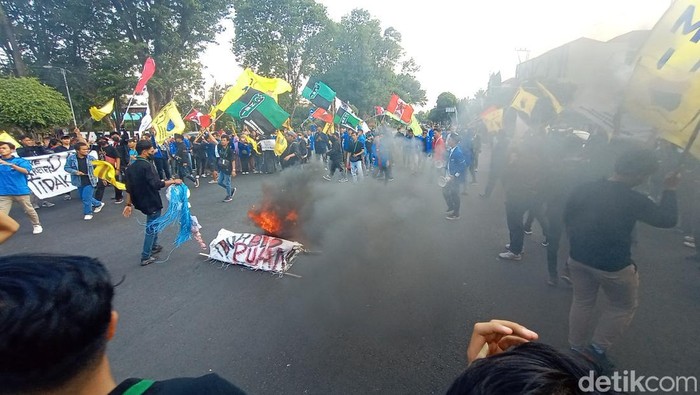 Massa demo BBM bakar ban-blokir jalan depan DPRD Kudus, Senin (12/9/2022).