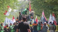 Tampak aksi massa berlangsung dengan tertib. Massa ojol ada proses screening untuk ikut demo, demi menghindari penyusup. Foto: Agus Septiawan/detikJateng