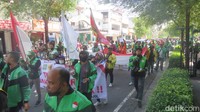 Banyaknya massa dari aksi demo ojol ini membuat akses jalan masuk ke Malioboro ditutup aparat kepolisian. Foto: Agus Septiawan/detikJateng