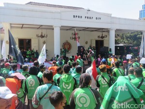 Massa Demo Ojol Jogja Tolak BBM Naik di DPRD DIY Malioboro Bubarkan Diri
