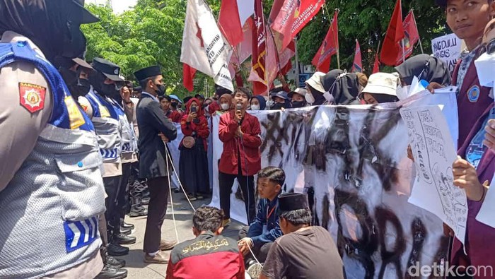 Massa IMM menggelar demo dan teatrikal seolah ditemui Jokowi saat demo BBM naik