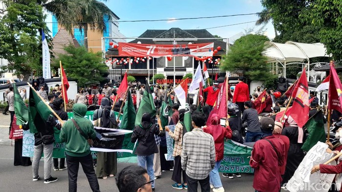 Massa mahasiswa demo tolak kenaikan harga BBM di depan kantor DRPD Kota Salatiga, Senin (12/9/2022).