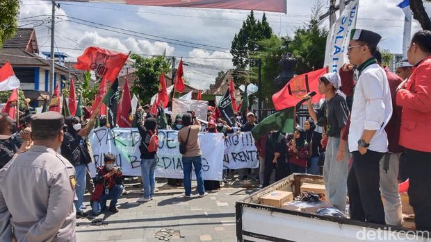 Massa mahasiswa demo tolak kenaikan harga BBM di depan kantor DRPD Kota Salatiga, Senin (12/9/2022).