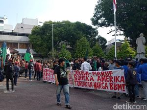 Massa Demo Kenaikan BBM Gelar Orasi di Depan DPRD DIY