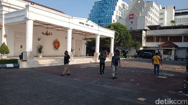 Massa mahasiswa demo tolak kenaikan harga BBM di gedung DPRD Daerah Istimewa Yogyakarta (DIY), Jalan Malioboro, Kota Jogja, akhirnya membubarkan diri, Senin (12/9/2022) sore.