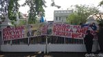 Massa Mahasiswa Demo BBM Duduki DPRD DIY Jalan Malioboro