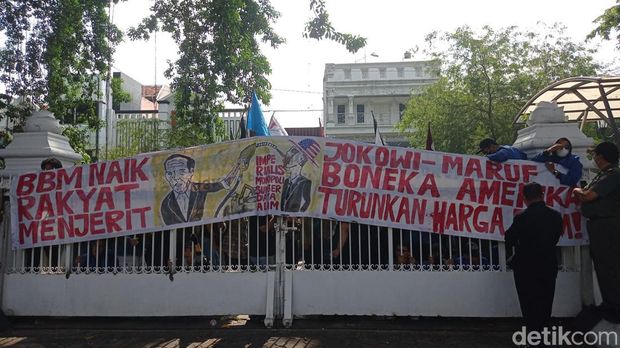Massa mahasiswa demo tolak kenaikan harga BBM di gedung DPRD Daerah Istimewa Yogyakarta (DIY), Jalan Malioboro, Kota Jogja, Senin (12/9/2022).