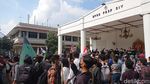 Massa Mahasiswa Demo BBM Duduki DPRD DIY Jalan Malioboro