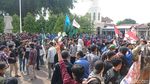 Massa Mahasiswa Demo BBM Duduki DPRD DIY Jalan Malioboro
