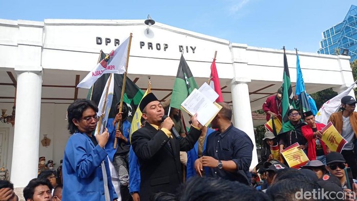 Massa mahasiswa demo tolak kenaikan harga BBM di gedung DPRD Daerah Istimewa Yogyakarta (DIY), Jalan Malioboro, Kota Jogja, Senin (12/9/2022).