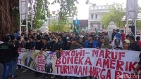 Massa sebelumnya berada di luar pintu gerbang DPRD DIY yang dijaga sekuriti internal, Satpol PP, dan polisi. Setelah perwakilan massa diterima audiensi, massa lainnya merangsek masuk ke halaman DPRD DIY. Foto: Agus Septiawan/detikJateng