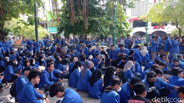 Massa mahasiswa demo tolak kenaikan harga BBM di gedung DPRD Daerah Istimewa Yogyakarta (DIY), Senin (12/9/2022).