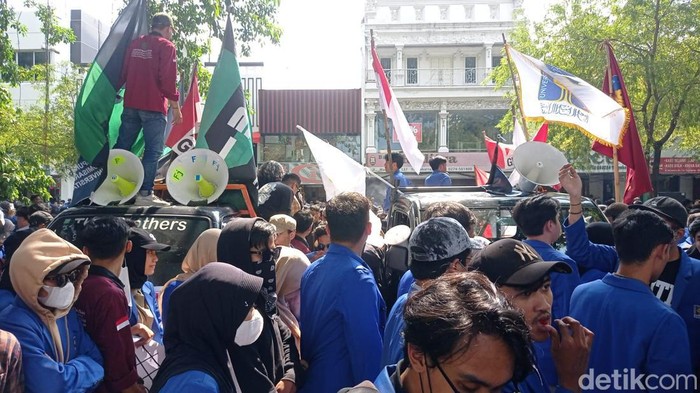 Massa mahasiswa demo tolak kenaikan harga BBM di gedung DPRD Daerah Istimewa Yogyakarta (DIY), Senin (12/9/2022).
