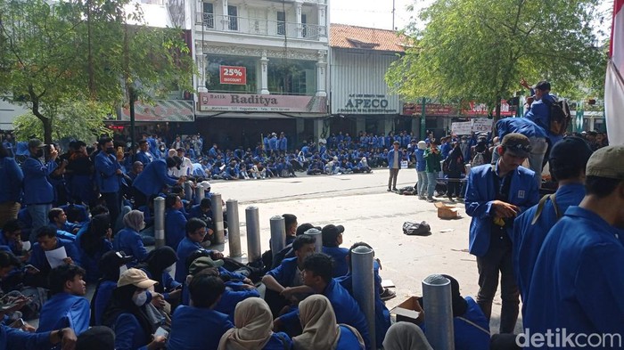 Massa mahasiswa demo tolak kenaikan harga BBM di gedung DPRD Daerah Istimewa Yogyakarta (DIY), Senin (12/9/2022).