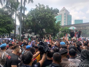 Driver Taksi Online Jakarta Tuntut Penyesuaian Tarif Usai Harga BBM Naik