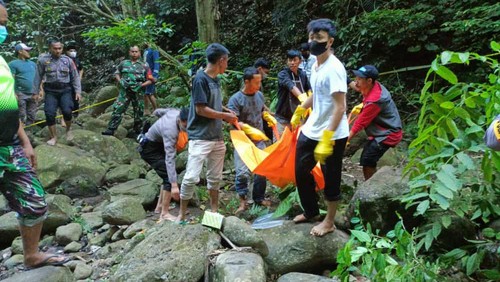 Mayat wanita ditemukan  di cela batu Sungai Biangloe Bantaeng.
