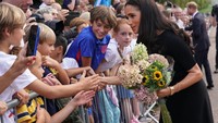 Meghan Markle tampil mengenakan busana serba hitam. Foto: Dok. Getty Images, CNN