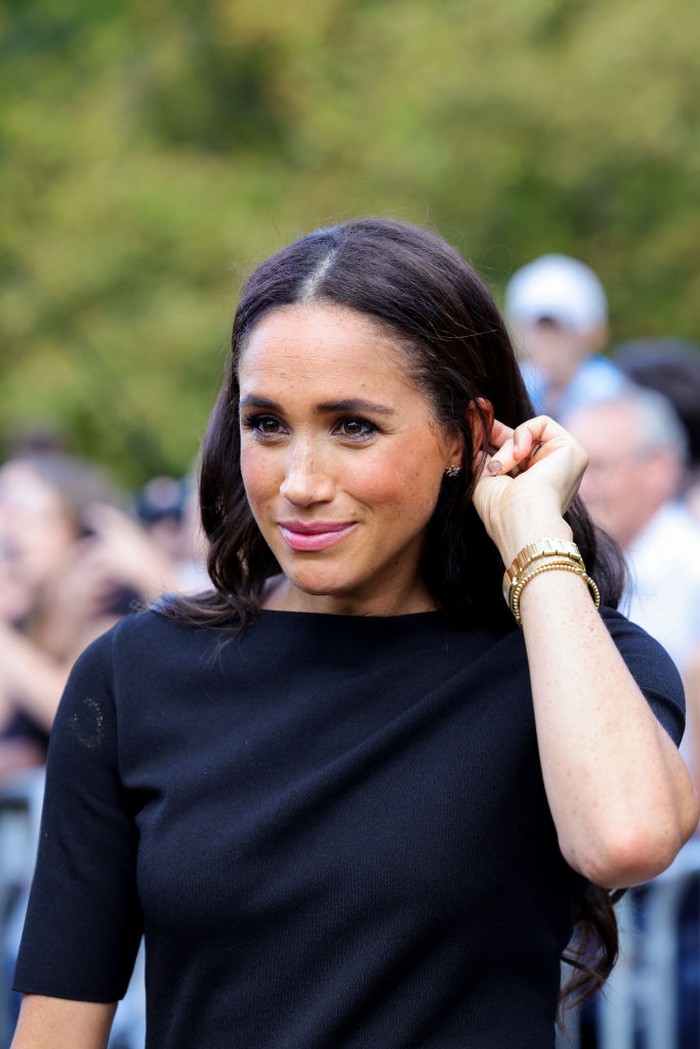Meghan Markle di Windsor Castle WINDSOR, ENGLAND - SEPTEMBER 10: Prince Harry, Duke of Sussex, and Meghan, Duchess of Sussex arrive on the long Walk at Windsor Castle arrive to view flowers and tributes to HM Queen Elizabeth on September 10, 2022 in Windsor, England. Crowds have gathered and tributes left at the gates of Windsor Castle to Queen Elizabeth II, who died at Balmoral Castle on 8 September, 2022. (Photo by Chris Jackson/Getty Images)