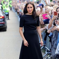 Ia membiarkan rambut panjangnya tergerai dan ditata sedikit bergelombang. Ibu dua anak ini merias wajahnya dengan makeup natural. Foto: Getty Images/Chris Jackson