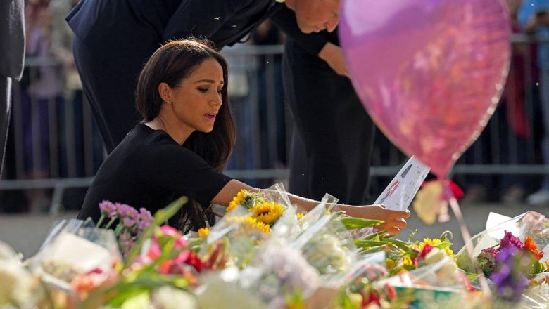 Meghan Markle di Windsor Castle WINDSOR, ENGLAND - SEPTEMBER 10: Prince Harry, Duke of Sussex, and Meghan, Duchess of Sussex arrive on the long Walk at Windsor Castle arrive to view flowers and tributes to HM Queen Elizabeth on September 10, 2022 in Windsor, England. Crowds have gathered and tributes left at the gates of Windsor Castle to Queen Elizabeth II, who died at Balmoral Castle on 8 September, 2022. (Photo by Chris Jackson/Getty Images)