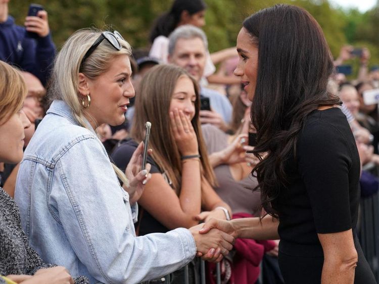 Pelukan Warga Inggris untuk Meghan Markle agar Merasa Diterima