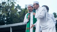 Orator bergantian menyampaikan orasi dari atas mobil komando sambil membawakan pesan Habib Rizieq yang tidak hadir.