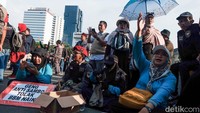 Aksi 1209 hingga pukul 16.45 WIB berlangsung tertib. Sebagian memilih duduk di saat unjuk rasa.