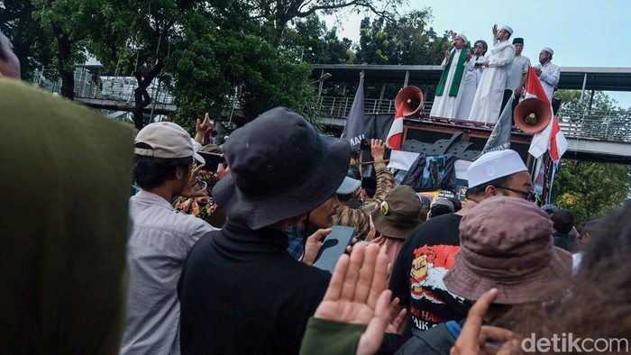 Massa demo 1209 menggelar aksi menolak kenaikan harga BBM di Patung Kuda, Jakarta. Semakin sore, massa terus bergantian berorasi.