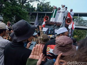 Bergantian Massa Demo di Patung Kuda dan Sempat Pecah Kericuhan