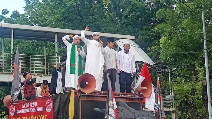 Menantu Habib Rizieq orasi saat aksi 1209 di Patung Kuda, Jakpus