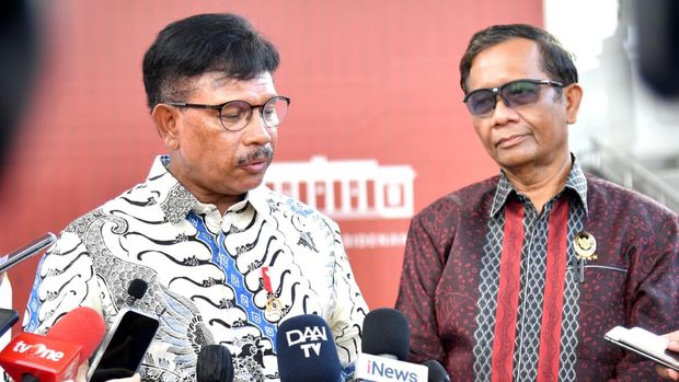 Menkominfo Johnny G Plate bersama Menkopolhukam Mahfud MD memberi keterangan pers usai menghadiri rapat terbatas. (Rusman - Biro Pers Sekretariat Presiden)