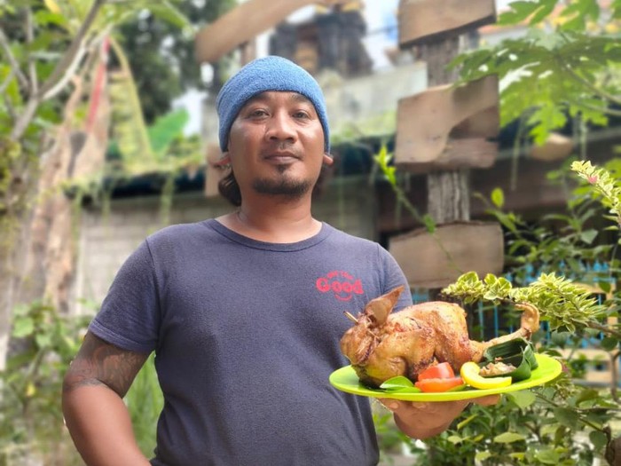 Menu ayam guling di Warung Tepi Kali, Denpasar, Bali.