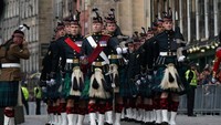 Mereka berjalan beringingan sambil membawa senjata. Parade ini menjadi momen langka. (Ian Forsyth/Getty Images)