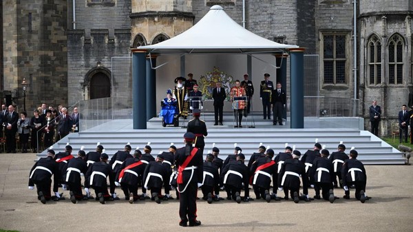 Aksi Batalyon ke-3 kerajaan Welsh saat Upacara Proklamasi Raja Charles III di Cardiff, Inggris. (Matthew Horwood/Getty Images) Aksi Batalyon ke-3 kerajaan Welsh saat Upacara Proklamasi Raja Charles III di Cardiff, Inggris. (Matthew Horwood/Getty Images)