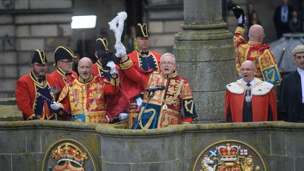 Lord Lyon King of Arms bersorak saat Raja Charles III dinyatakan sebagai raja baru. (Wattie Cheung/Getty Images)