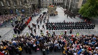 Warga berdesakan menonton Upacara Proklamasi Aksesi di Mercat Cross, Edinburgh, Skotlandia, Minggu (11/9/2022). (Wattie Cheung/Getty Images)