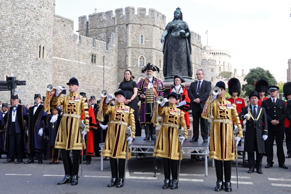 Official Town Crier dari Royal Borough of Windsor and Maidenhead, Chris Brown beserta Walikota Royal Borough of Windsor and Maidenhead Christine Bateson, membacakan proklamasi raja baru Inggris yaitu Raja Charles III di kastil Windsor, Inggris, Minggu (11/9/2022). (Richard Heathcote/Getty Images) Official Town Crier dari Royal Borough of Windsor and Maidenhead, Chris Brown beserta Walikota Royal Borough of Windsor and Maidenhead Christine Bateson, membacakan proklamasi raja baru Inggris yaitu Raja Charles III di kastil Windsor, Inggris, Minggu (11/9/2022). (Richard Heathcote/Getty Images)