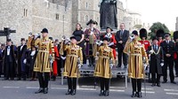 Official Town Crier dari Royal Borough of Windsor and Maidenhead, Chris Brown beserta Walikota Royal Borough of Windsor and Maidenhead Christine Bateson, membacakan proklamasi raja baru Inggris yaitu Raja Charles III di kastil Windsor, Inggris, Minggu (11/9/2022). (Richard Heathcote/Getty Images)
