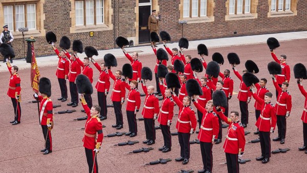 Anggota the Coldstream Guards mengangkat topi Kulit Beruang mereka untuk memberi hormat kepada Raja yang baru saat mengikuti proklamasi Raja Charles III di Istana St James, London, Inggris, Sabtu (10/9/2022). (David Levene/Getty Images)