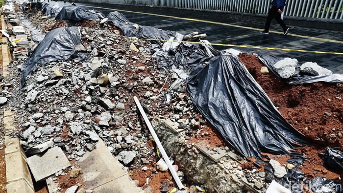 Miris! Gegara Galian Kabel, Trotoar Ciamik di Sudirman Jadi Rusak Lagi Proyek galian kabel optik kembali hadir di Jalan Sudirman, Jakarta Pusat. Akibatnya trotoar yang ciamik jadi rusak lagi.