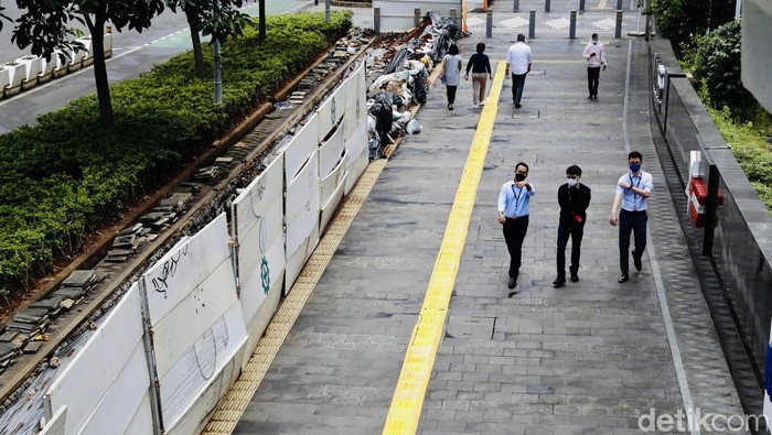 Miris! Gegara Galian Kabel, Trotoar Ciamik di Sudirman Jadi Rusak Lagi Proyek galian kabel optik kembali hadir di Jalan Sudirman, Jakarta Pusat. Akibatnya trotoar yang ciamik jadi rusak lagi.