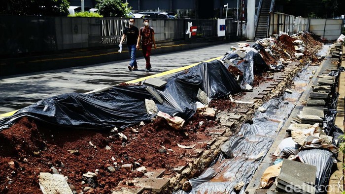 Miris! Gegara Galian Kabel, Trotoar Ciamik di Sudirman Jadi Rusak Lagi Proyek galian kabel optik kembali hadir di Jalan Sudirman, Jakarta Pusat. Akibatnya trotoar yang ciamik jadi rusak lagi.