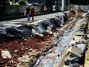 Hmmm.. Galian Kabel Bikin Trotoar di Sudirman Rusak Lagi