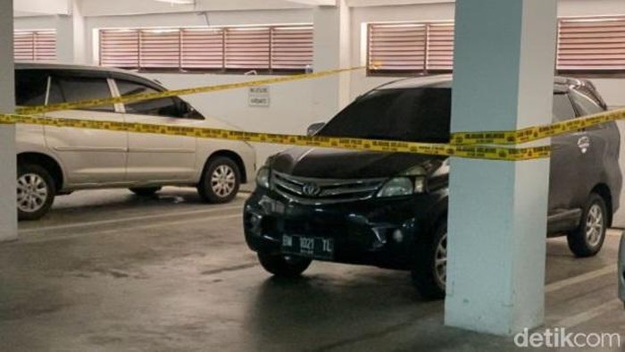 Mobil dipasang garis polisi di basement DPRD Riau.