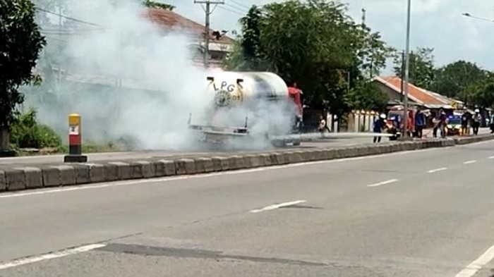 Mobil truk tanki Pertamina terbakar di Desa Mundusari, Kecamatan Pusakanagara, Senin (12/9/2022).