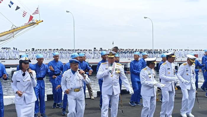 Momen KSAL ikut nyanyi dan joget bareng prajurit (Wildan-detikcom)